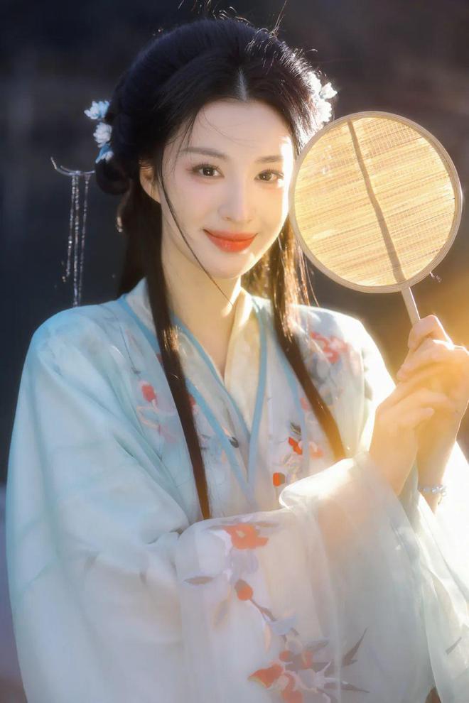 热巴新剧真的水了吗？鞠婧祎宅斗剧出演？王楚然演技翻车？邓为还在等组？卢昱晓资源爆棚啦？插图2