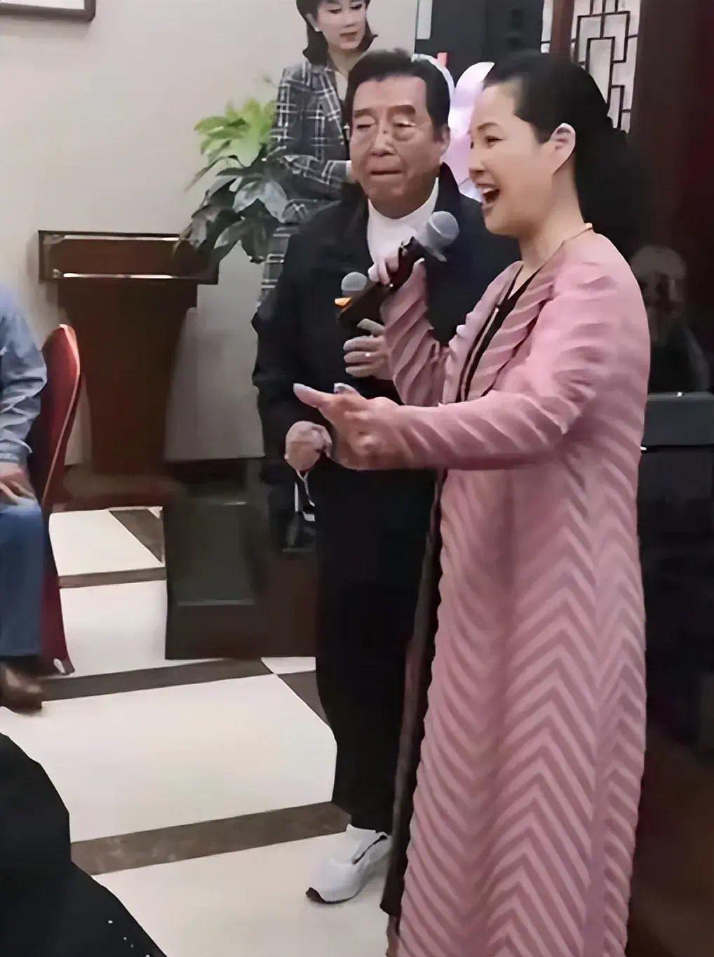 李双江夫妇乘观光车被拍，梦鸽打扮粉嫩仍显老，他发福明显岁月不饶人插图1