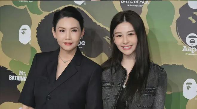 56岁邱淑贞携女儿亮相活动，沈月美貌比肩妈妈插图1