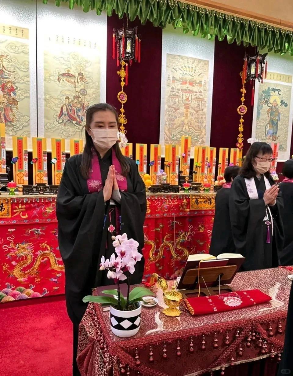 57岁的王祖贤温哥华寺庙修行记，173公分的她高挑出众，人群中一眼就能看到！插图1