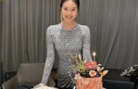 大女儿16岁生日，和爸妈合影超开心，高颜值引发热议缩略图