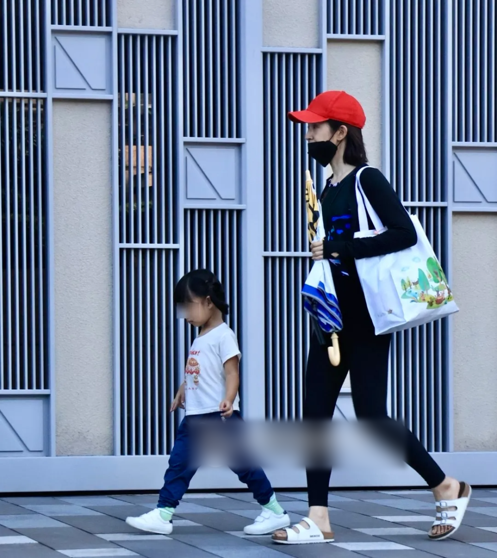 林依晨自己去接娃放学，3岁闺女第一次露面，富豪老公忙赚钱老不在家插图1